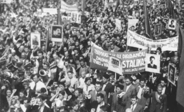 εργατική πορεία Κάουνας Ιούνης 1940 διακρίνεται και πανω στα εβραικα