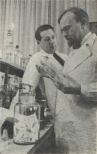 Aleksandr_Oparin_and_Andrei_Kursanov_in_enzymology_laboratory_1938