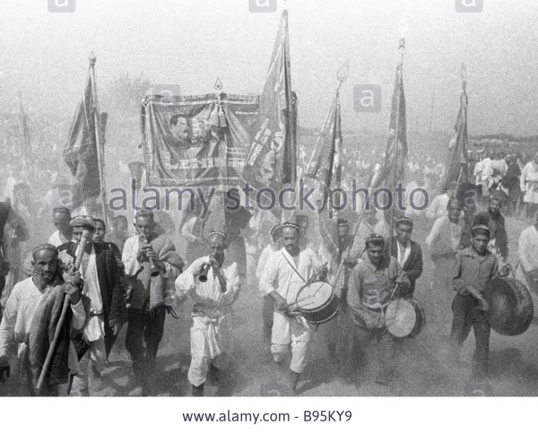 19390301 uzbek-farmers-on-the-way-to-the-great-fergana-canal-construction-site-B95KY9