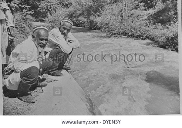 uzbek-collective-farmers-watching-the-first-waters-of-syr-darya-river-DYEN3Y