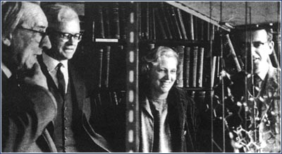 john-desmond-bernal-left-john-kendrew-dorothy-hodgkin-and-david-phillips-look-at-the-new-model-of-lysozyme-structure-in-1965